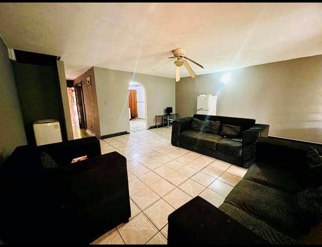 3 BEDROOM HOUSE FOR SALE IN CASTLE HILL